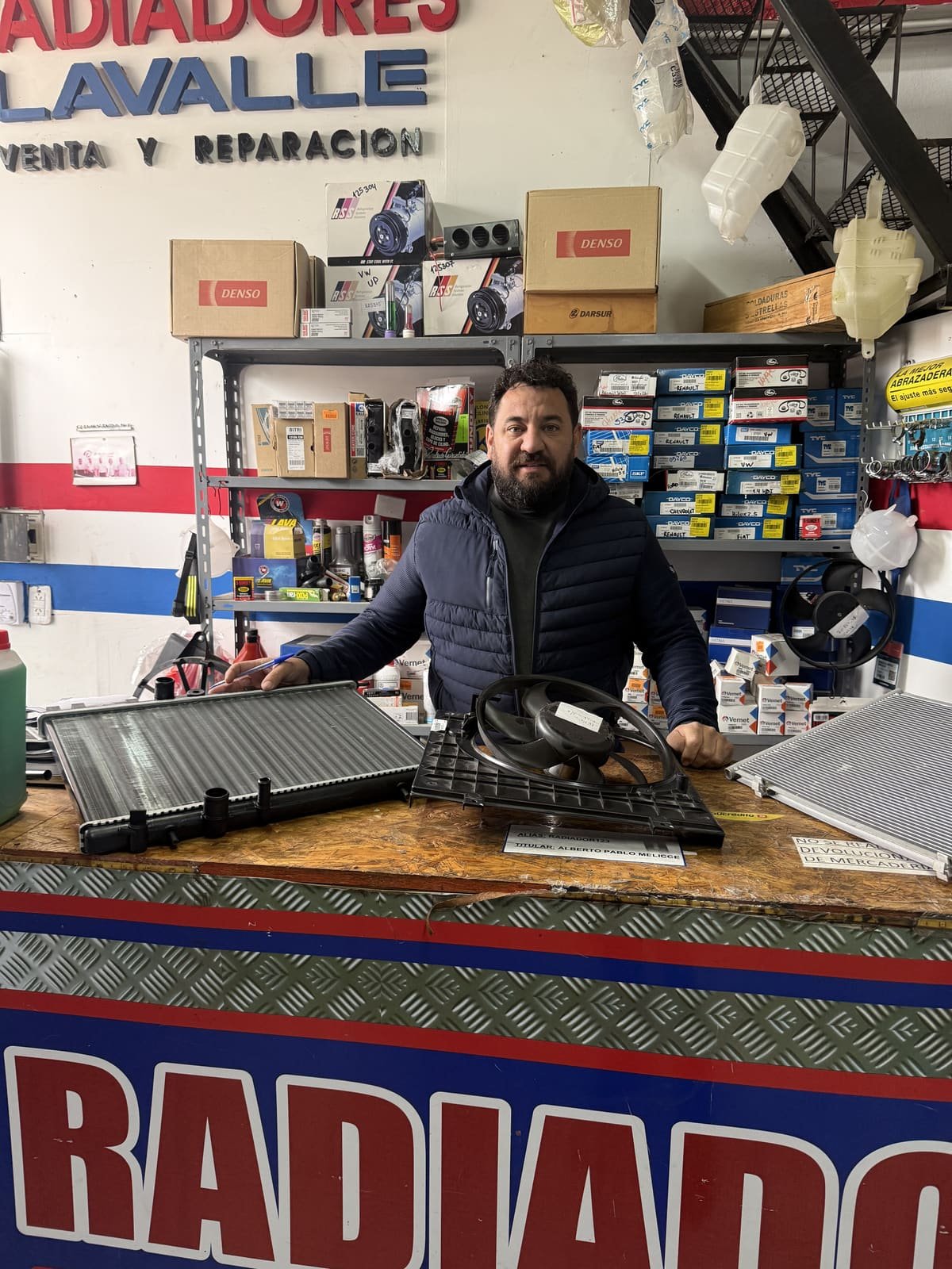 Dueño de Radiadores Lavalle en el mostrador con repuestos