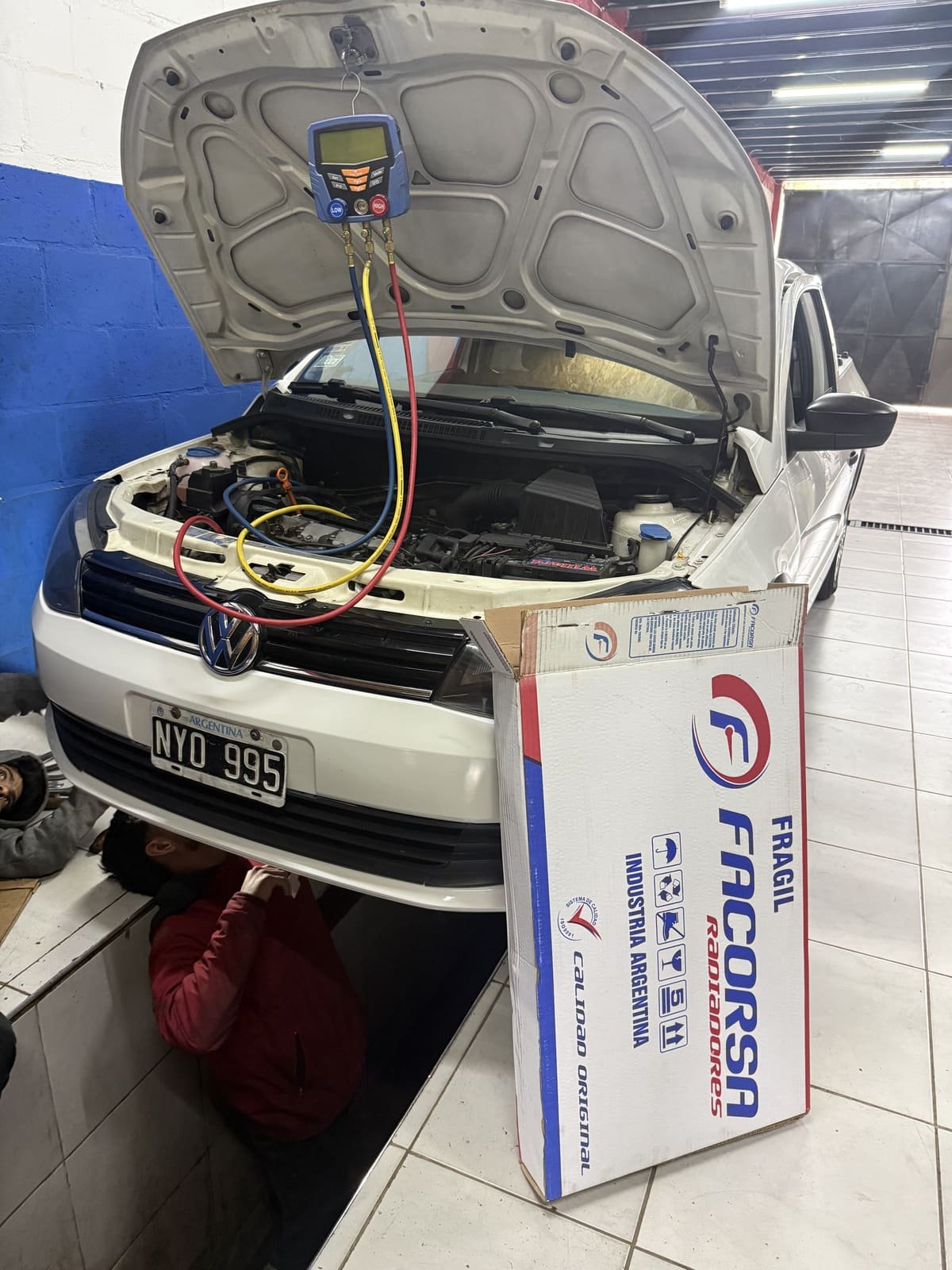 Equipo de diagnóstico de aire acondicionado conectado a un auto